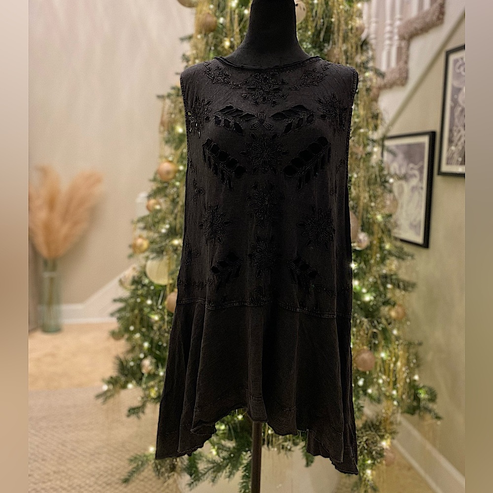EUC Free People Tunic with Gorgeous Cutout Design